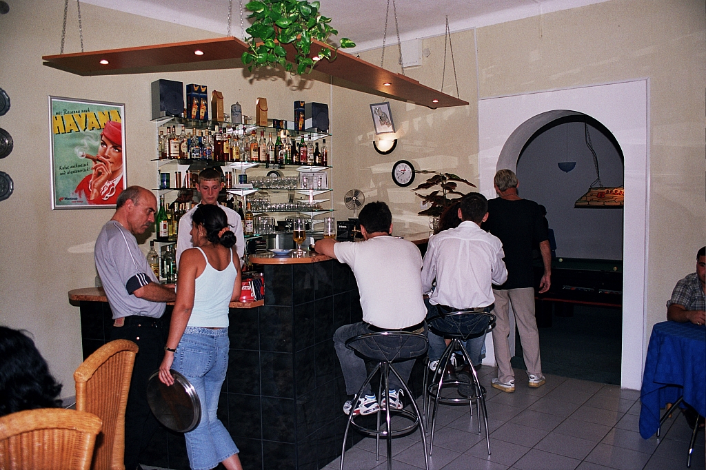 © R.Thiel
Reimars Cafe-Bar "CHEERS" (Fagaraş)
August 2003
Rumänienfotos