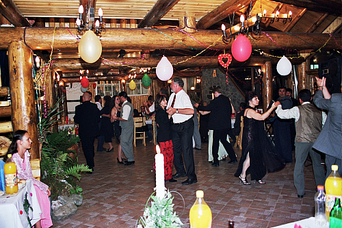© R.Thiel
Party in der Cabana
Hochzeit in Sinaia/Buşteni/Bucegi
Rumänienfotos